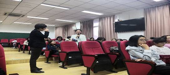 图片包含 室内, 人员, 地板, 天花板描述已自动生成